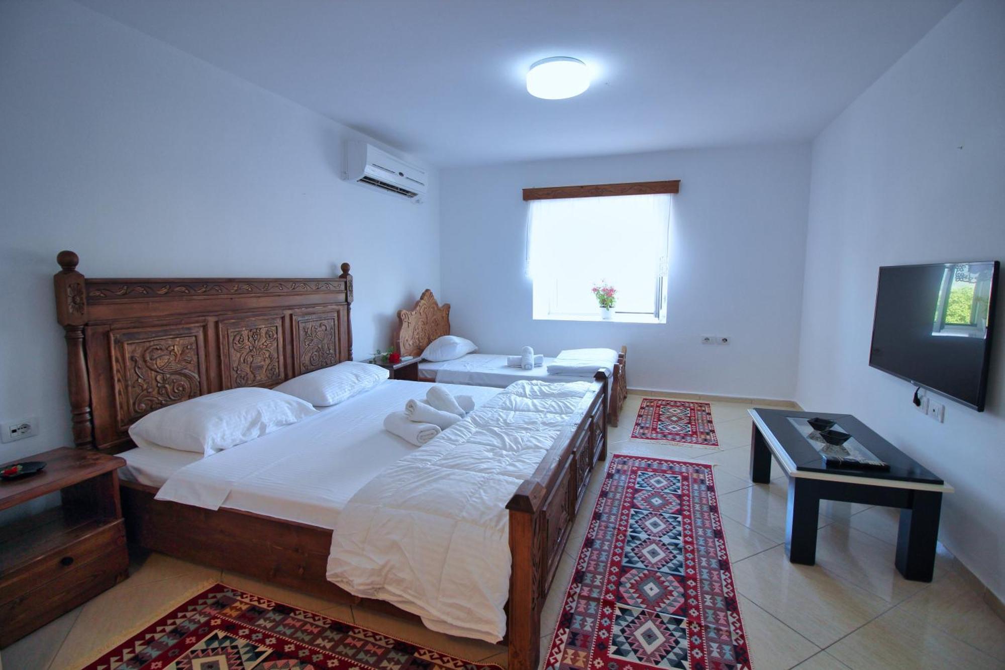 Guri Guesthouse Гірокастра Екстер'єр фото