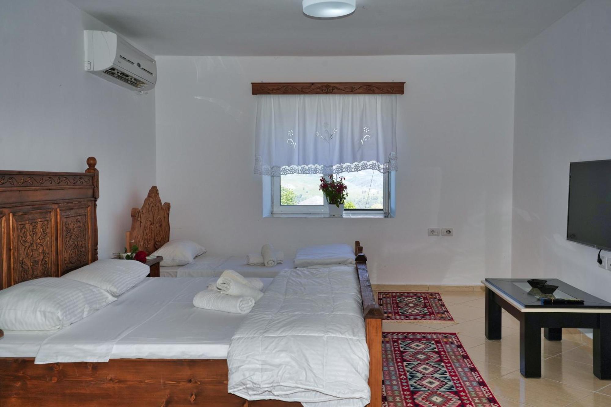 Guri Guesthouse Гірокастра Екстер'єр фото