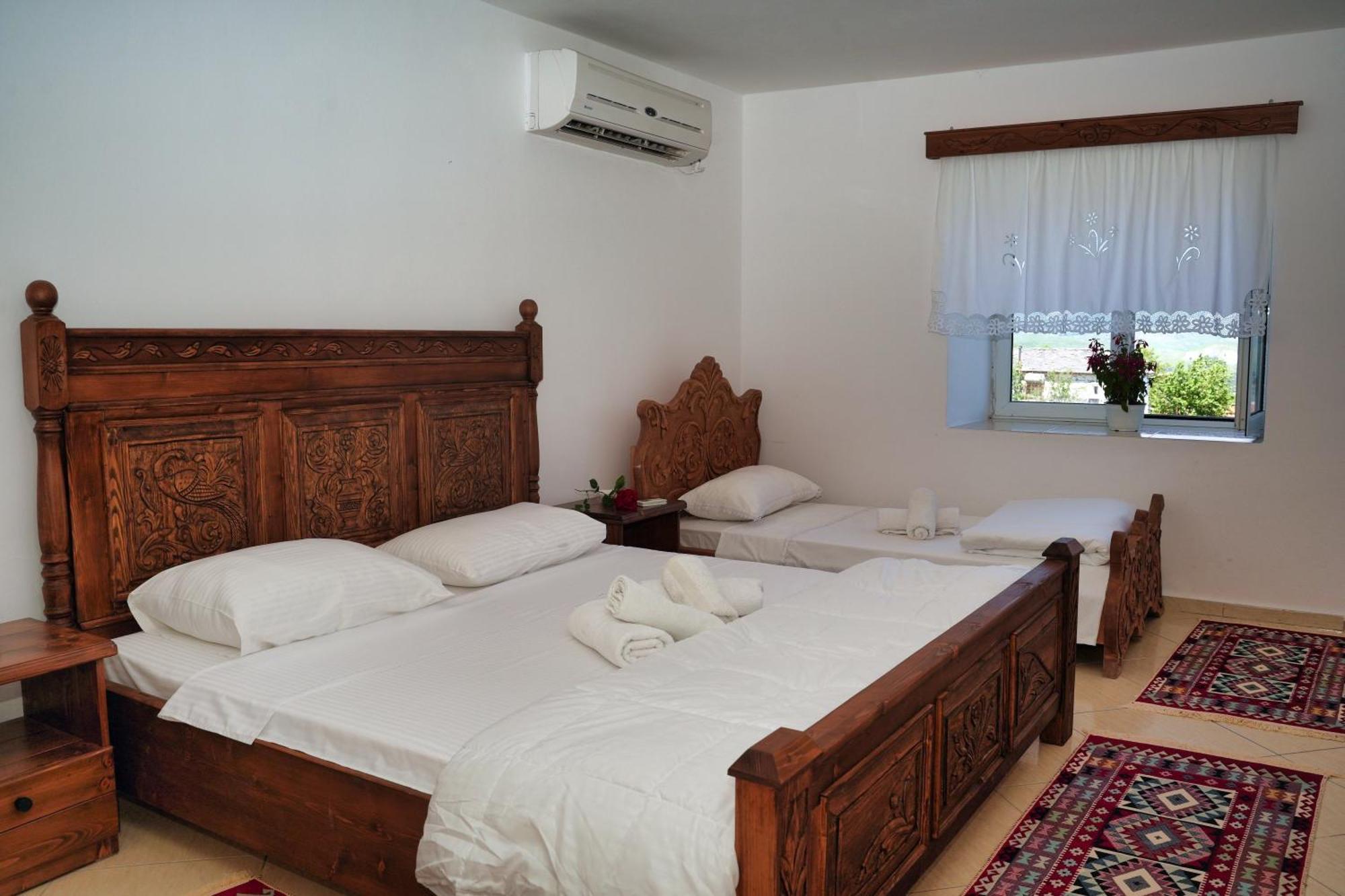 Guri Guesthouse Гірокастра Екстер'єр фото