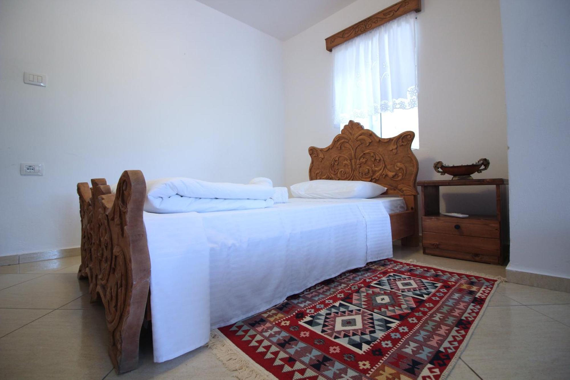 Guri Guesthouse Гірокастра Екстер'єр фото