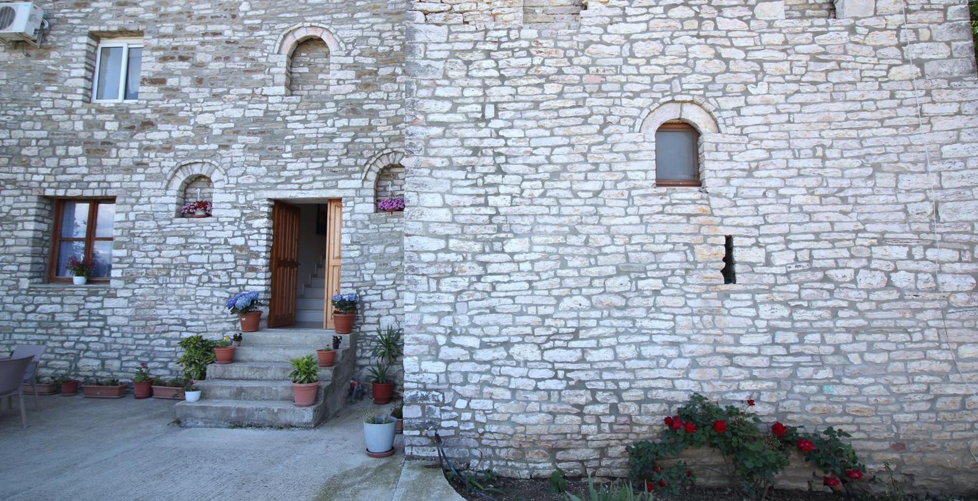 Guri Guesthouse Гірокастра Екстер'єр фото