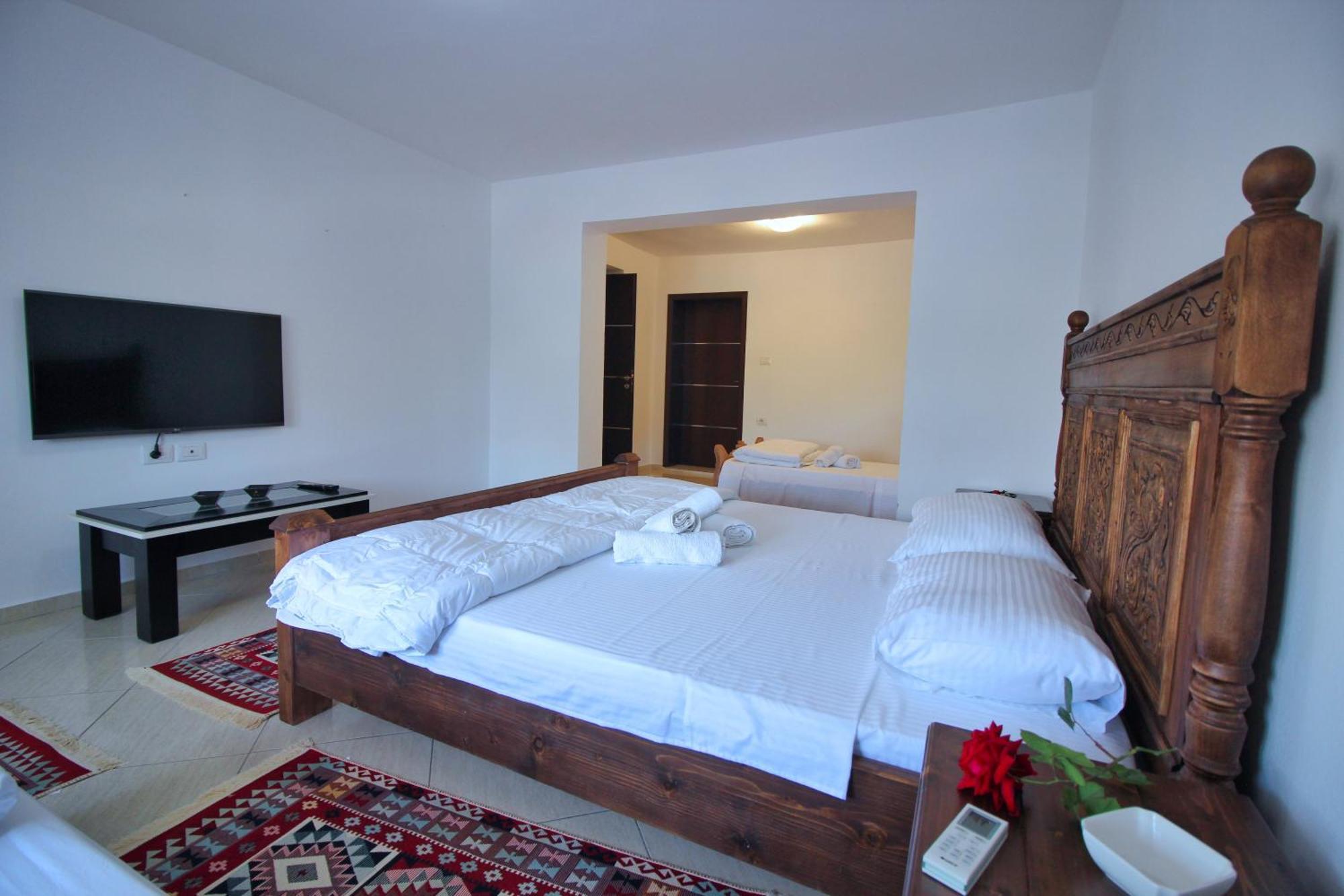 Guri Guesthouse Гірокастра Екстер'єр фото
