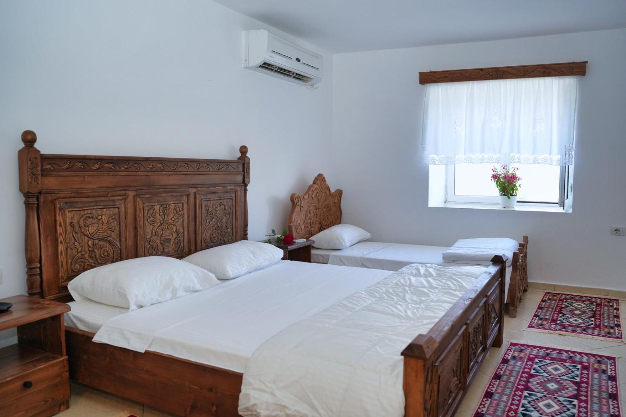 Guri Guesthouse Гірокастра Екстер'єр фото