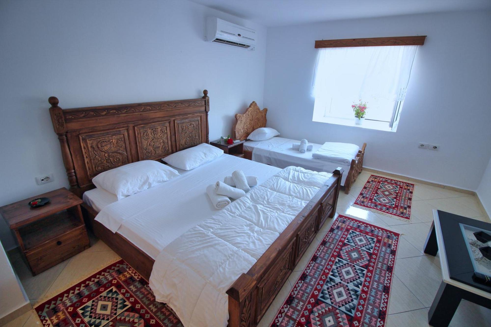 Guri Guesthouse Гірокастра Екстер'єр фото