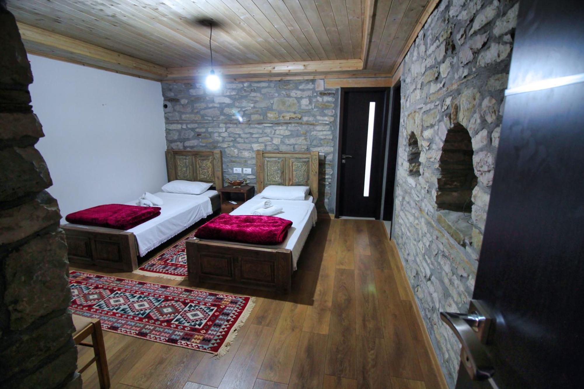 Guri Guesthouse Гірокастра Екстер'єр фото
