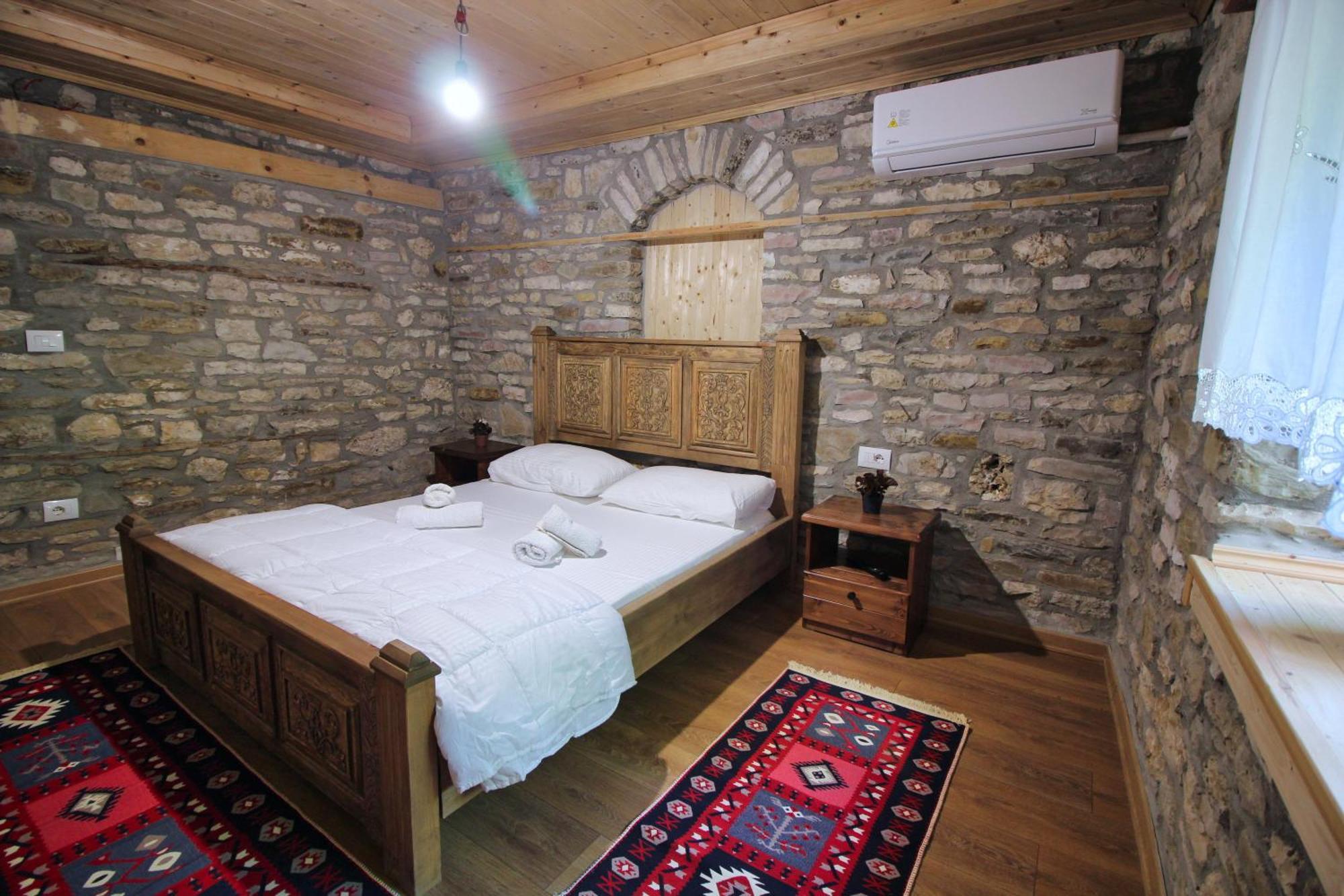 Guri Guesthouse Гірокастра Екстер'єр фото