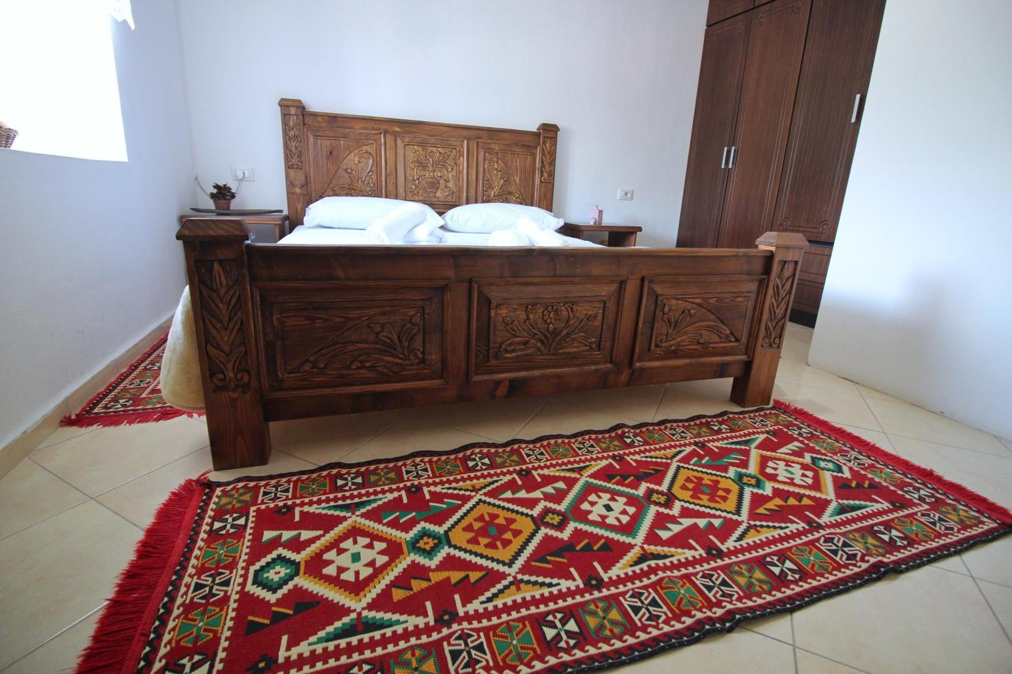 Guri Guesthouse Гірокастра Екстер'єр фото