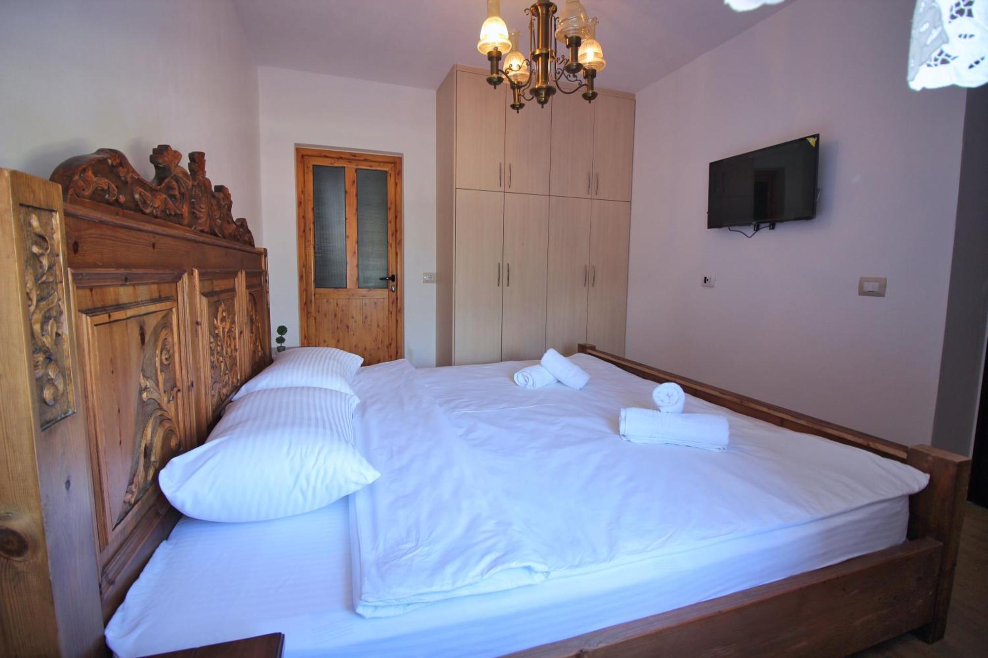 Guri Guesthouse Гірокастра Екстер'єр фото