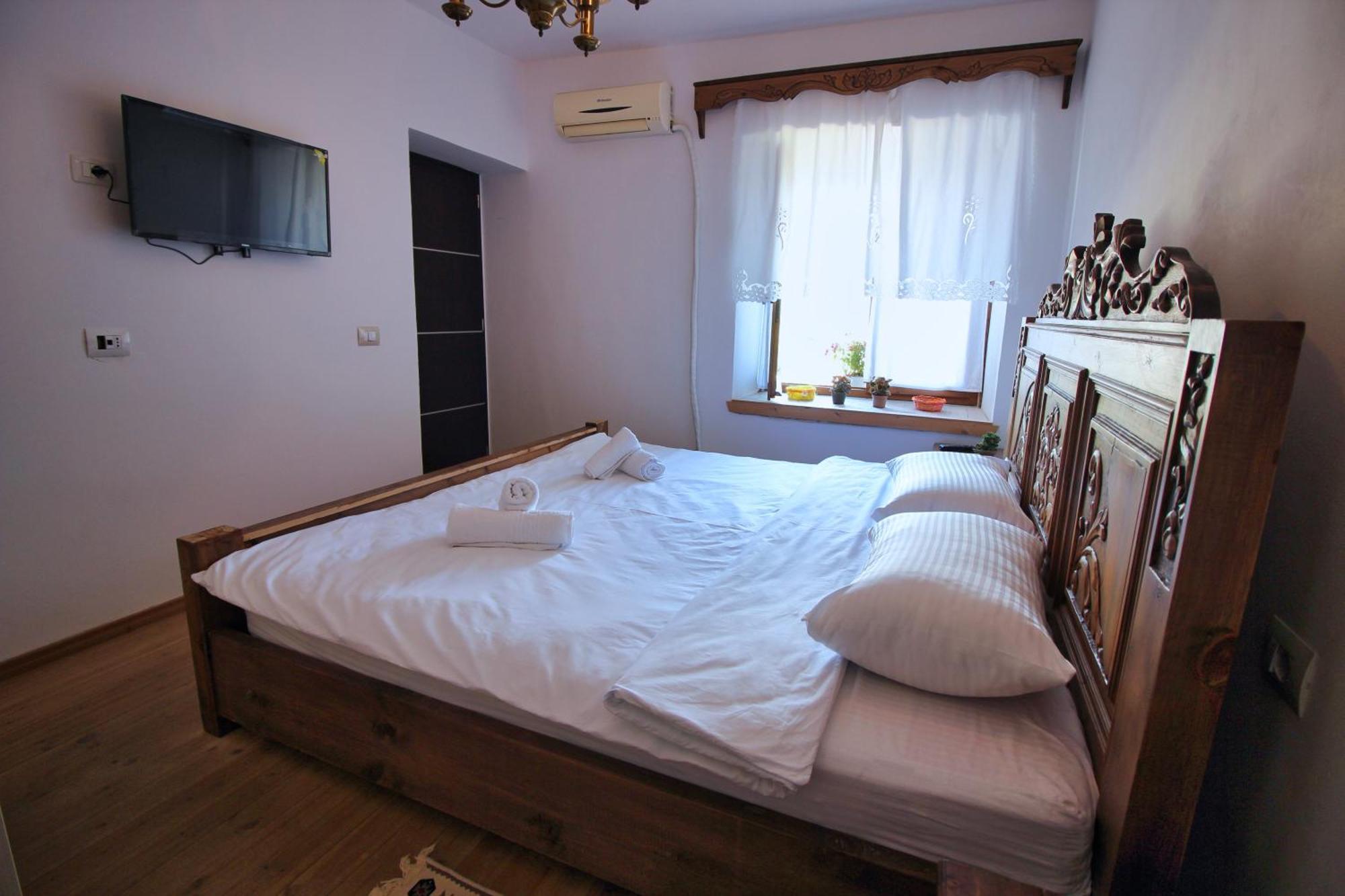 Guri Guesthouse Гірокастра Екстер'єр фото