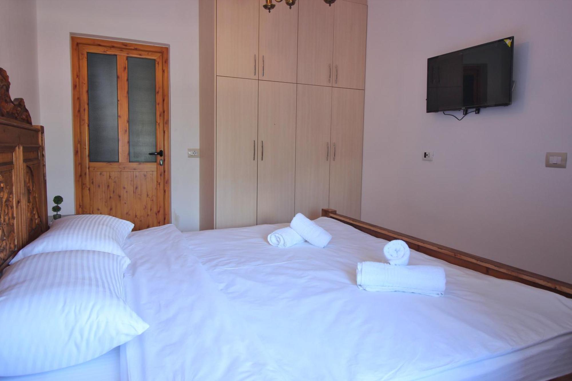 Guri Guesthouse Гірокастра Екстер'єр фото