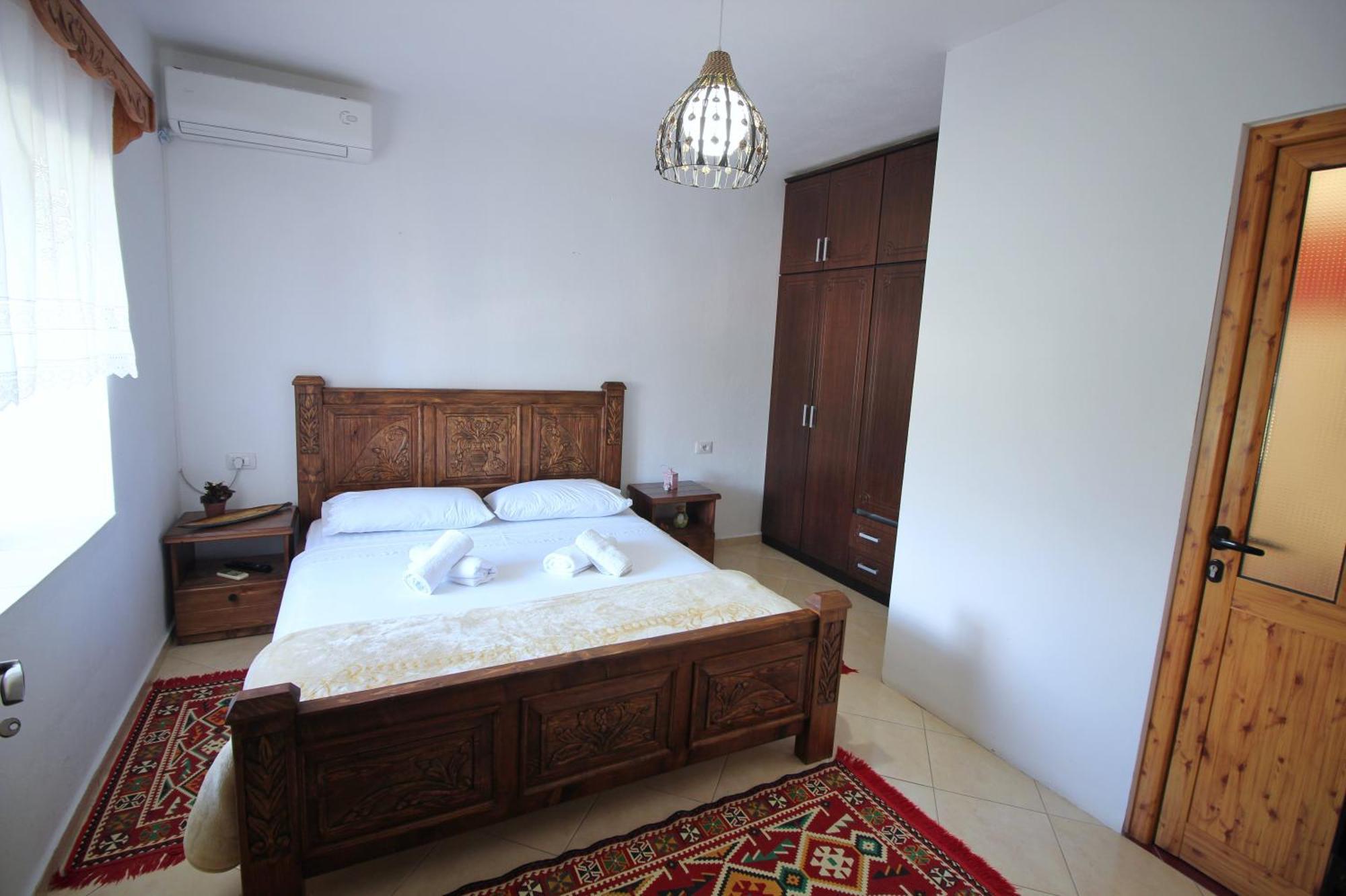 Guri Guesthouse Гірокастра Екстер'єр фото