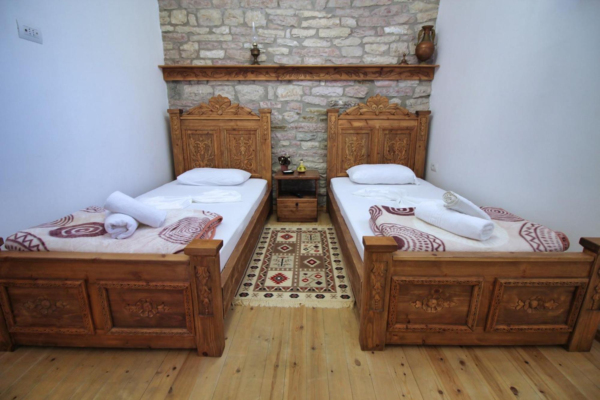 Guri Guesthouse Гірокастра Екстер'єр фото
