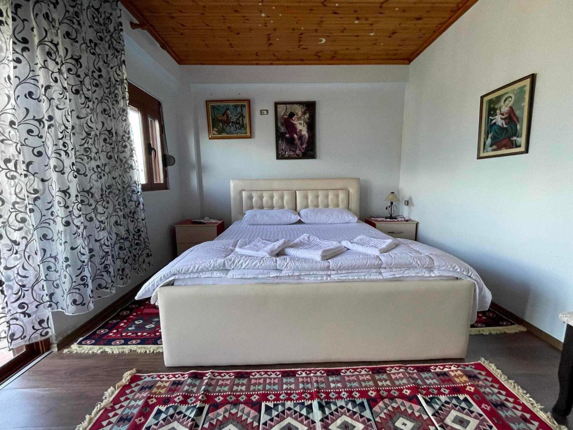 Guri Guesthouse Гірокастра Екстер'єр фото