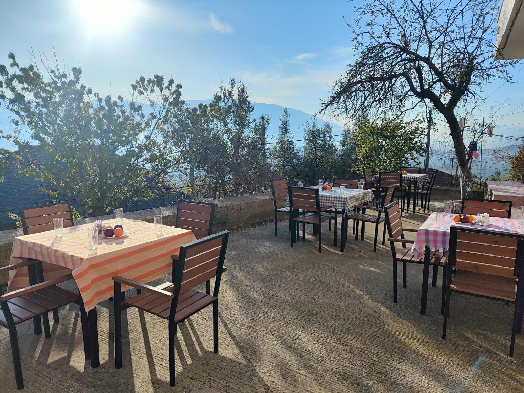 Guri Guesthouse Гірокастра Екстер'єр фото